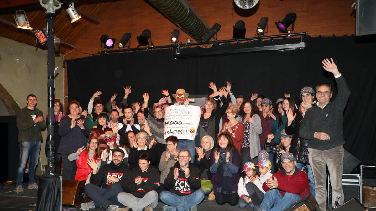 Fotografia de grup entre representants de les entitats, ahir al Cafè del Teatre
