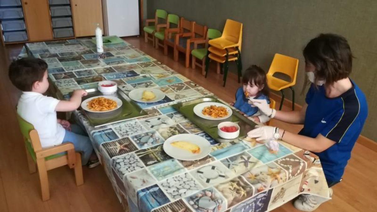 Dos de los niños que utilizan el servicio de comedor en La Seu.