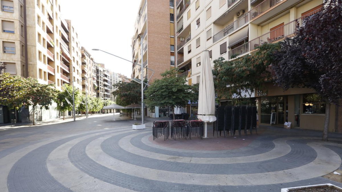 El Eix Comercial, desierto y con todos sus comercios cerrados ayer a primera hora de la tarde.
