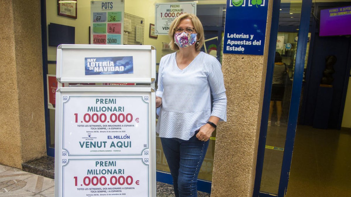 Moreno junto al cartel con el importe del boleto afortunado.