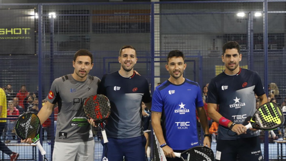 Los cuatro jugadores que participaron en el partido de exhibición en el Pàdel Indoor.