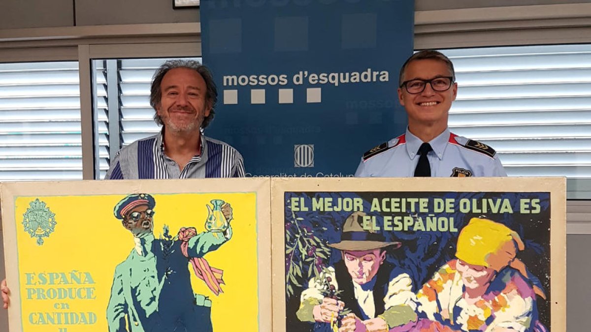 Els dos cartells recuperats pels Mossos d’Esquadra.
