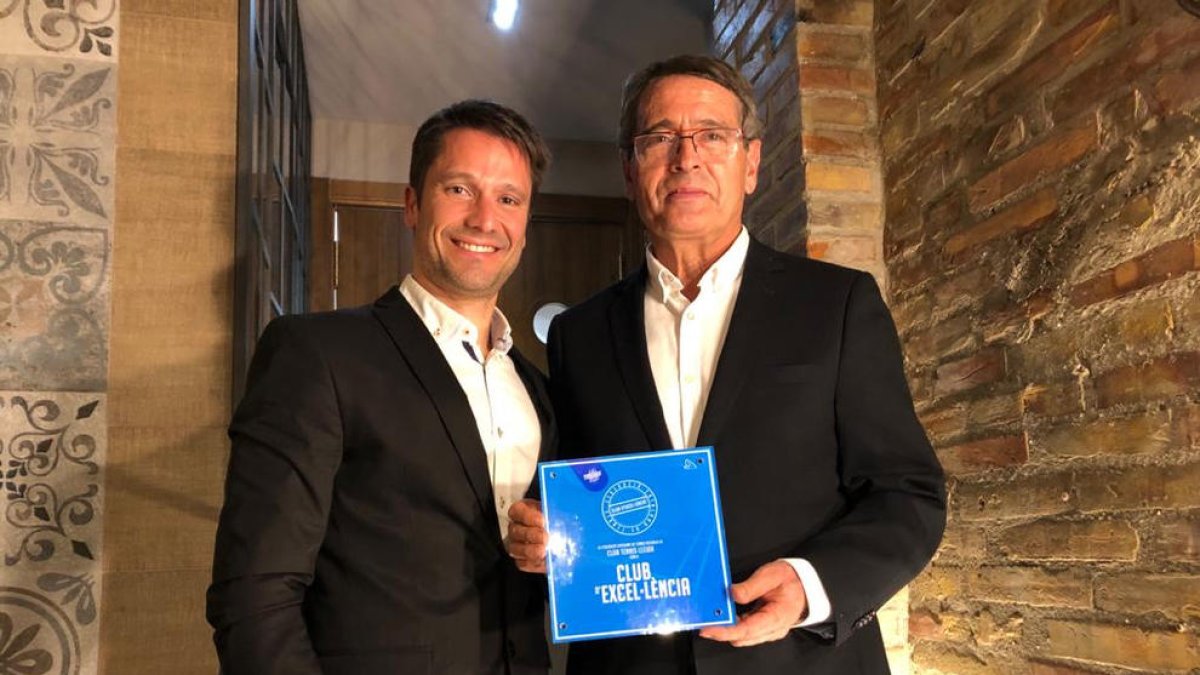 Jordi Tamayo va entregar la distinció a José Luis Solans.