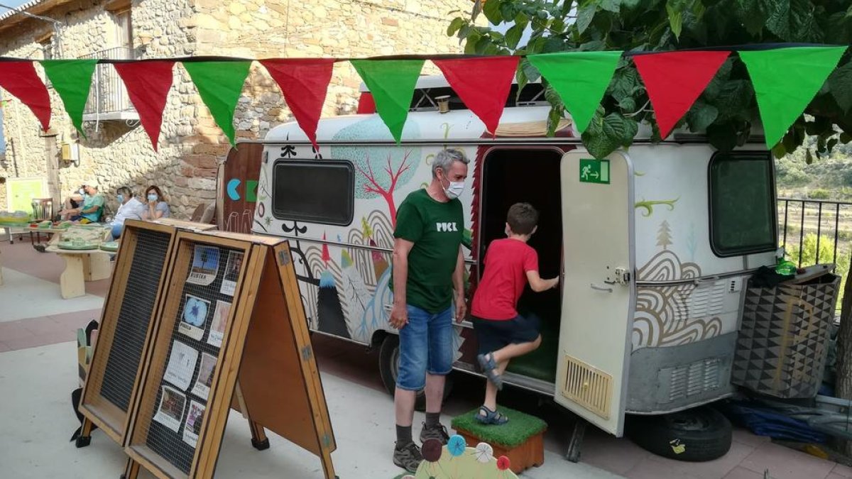 La caravana Puck, dissabte passat a Sant Esteve de la Sarga, primera parada de la gira pel Pallars.