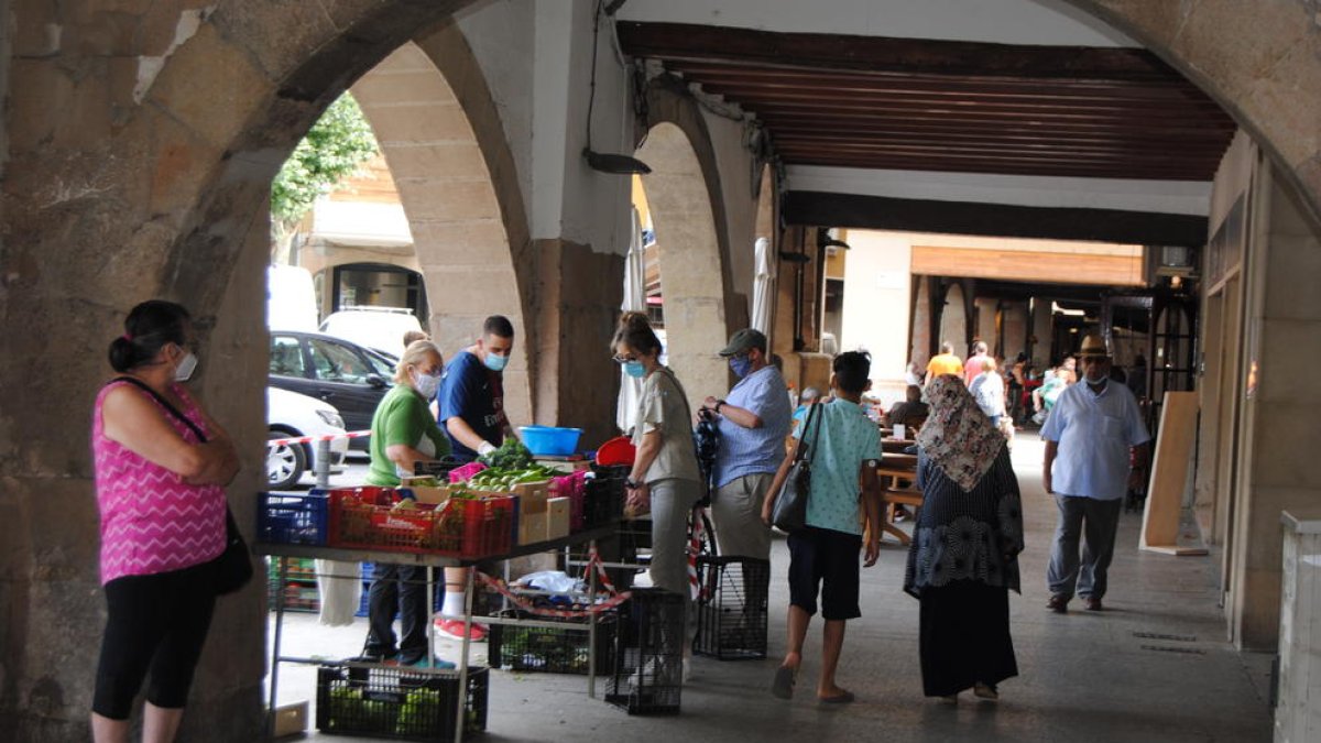 Veïns de Balaguer ahir a la plaça Mercadal.