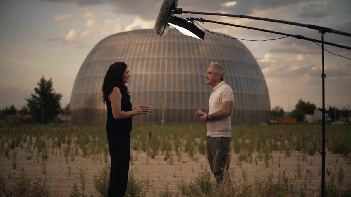 Sistiaga habla con Nawel Habba, que trabajó en una funeraria, ante la morgue de Madrid.