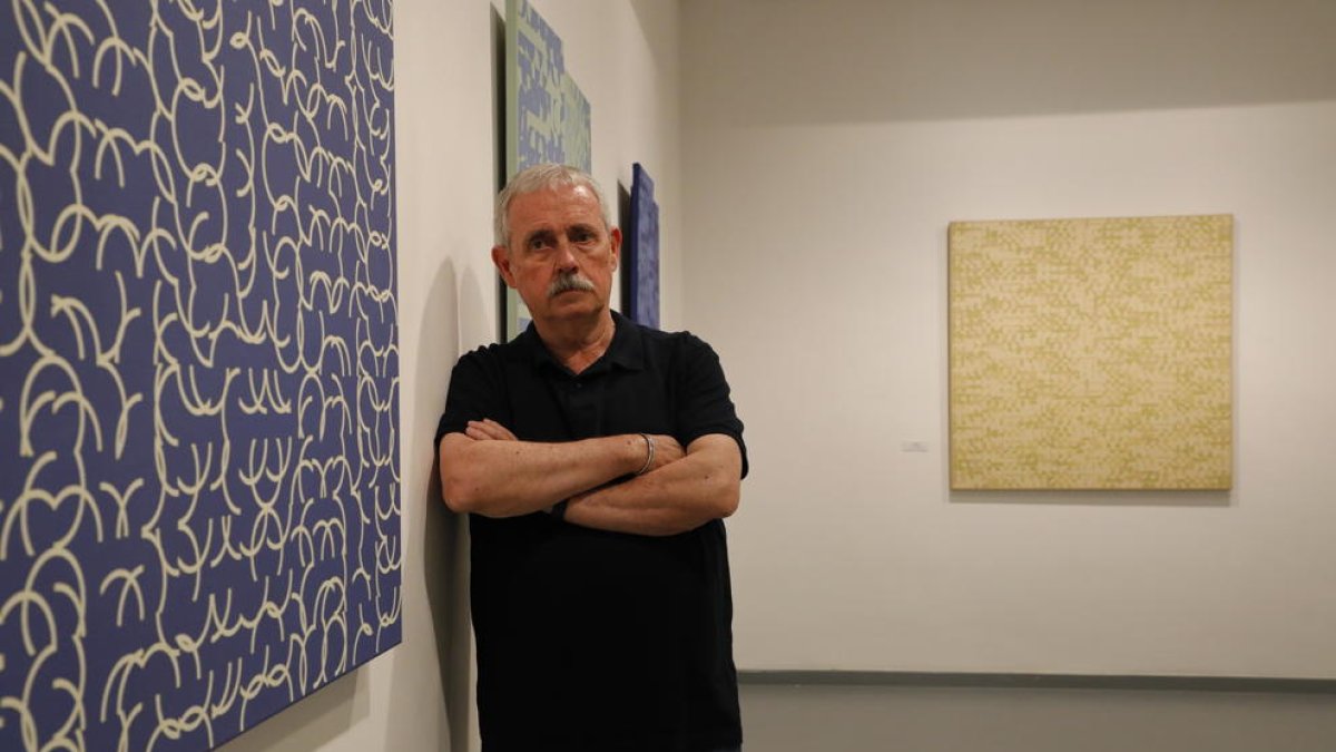 El artista Artur Aguilar, ayer con algunas de sus obras en la muestra ‘Poètica de la geometria pura’.