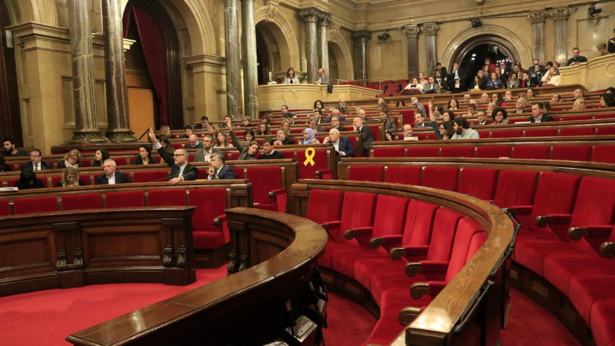 Escons buits del Govern, reunit en el Consell Executiu, i de Cs, els diputats del qual no van votar el text.