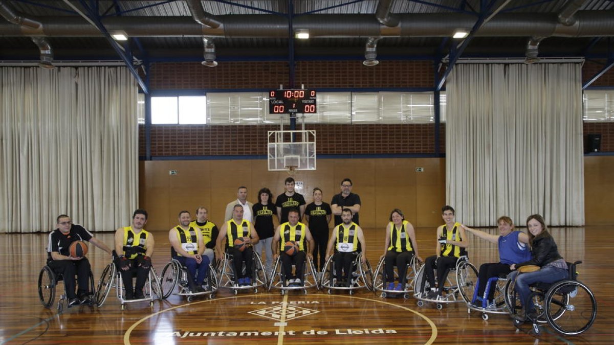 Foto de equipo con los jugadores y cuerpo técnico de la sección de baloncesto en silla de ruedas del Pardinyes.