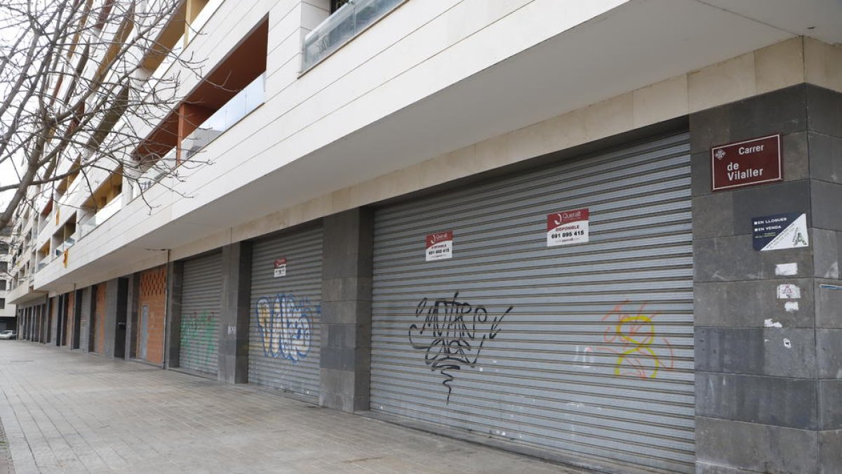 Una manzana entera de locales vacíos en la calle de Vilaller, en el barrio de Cappont.