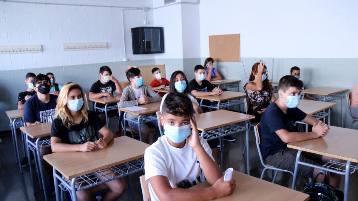 Los alumnos de un instituto de Tortosa protegidos con mascarillas.