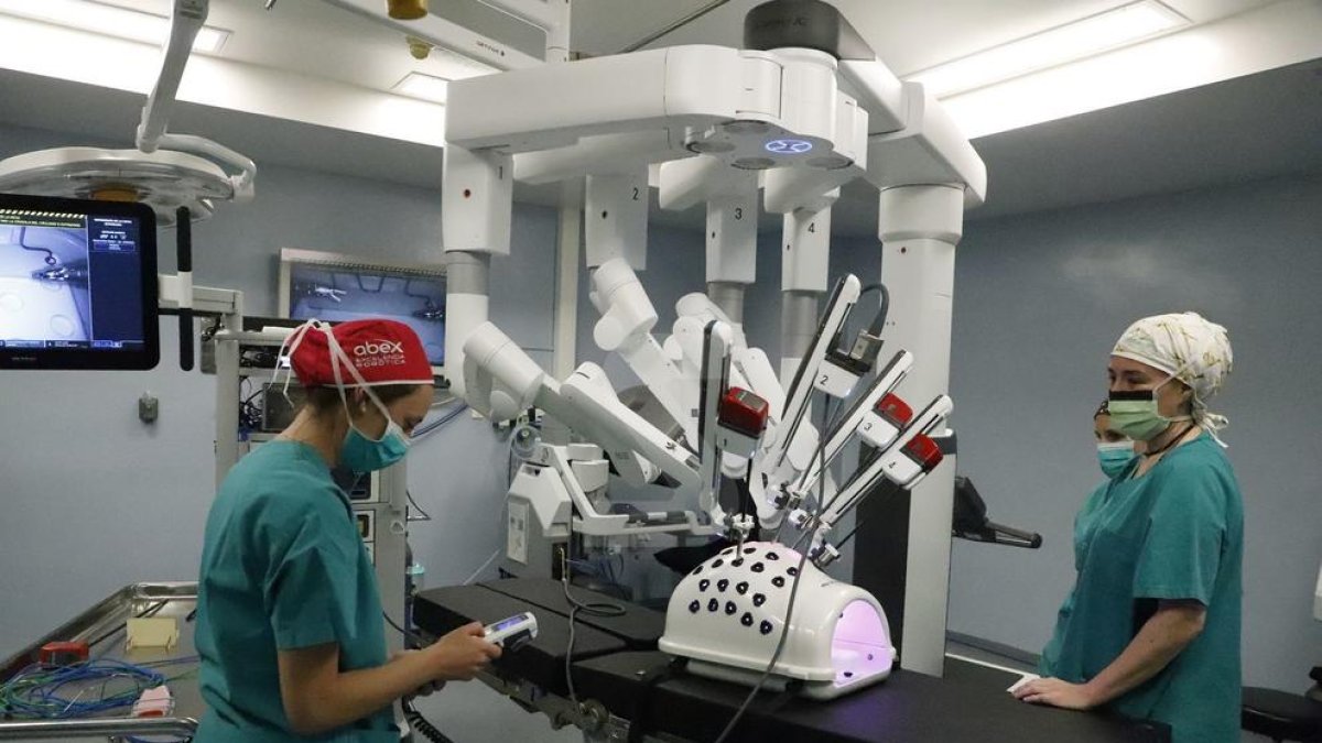 El robot Da Vinci del hospital Arnau de Vilanova de Lleida.