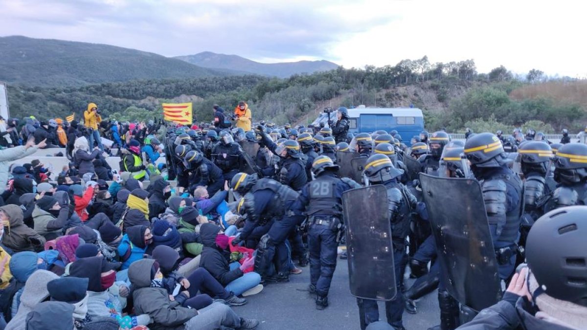 Desalojo - Los gendarmes cargaron a primera hora de la mañana contra los independentistas que cortaban la AP-7 en El Pertús. Utilizaron gas pimienta y tardaron horas en abrir la vía.
