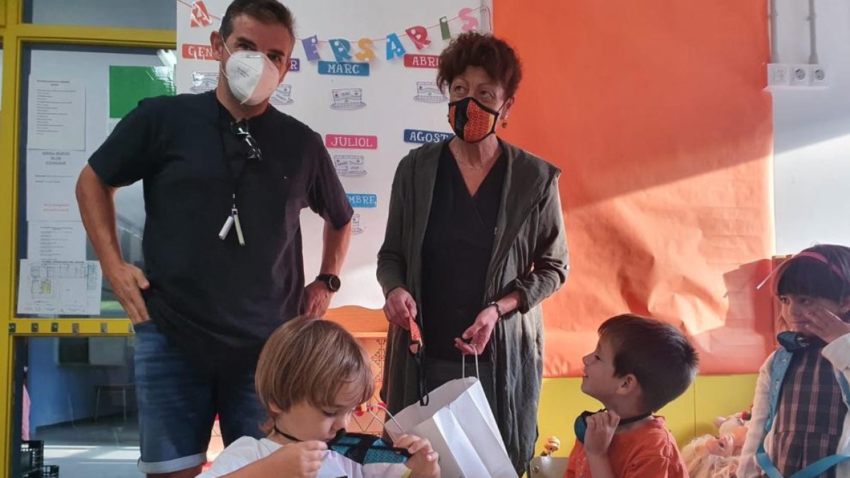 Els nens de la Vall de Boí estrenen curs amb repartiment de mascaretes