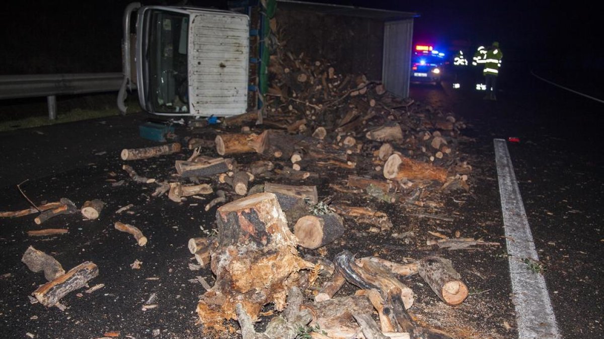 La llenya va quedar escampada al mig de la calçada després del xoc registrat ahir a l’autovia a Bellpuig.