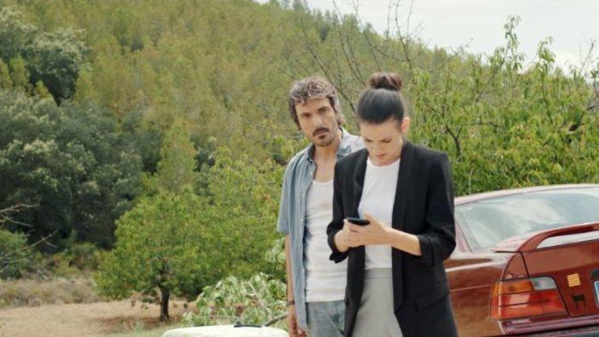 Lola, una valenciana que vive en Barcelona y obligada a volver a su tierra, protagoniza la serie.