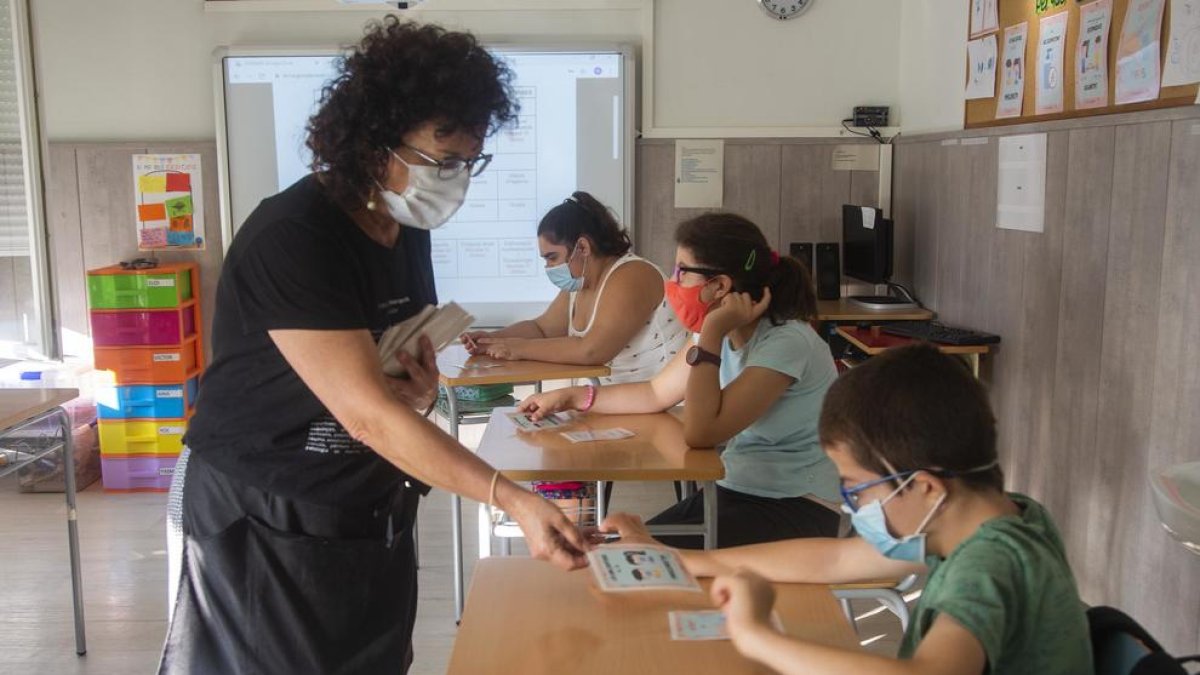 Una profesora y varios alumnos del centro de educación especial Alba de la capital del Urgell.