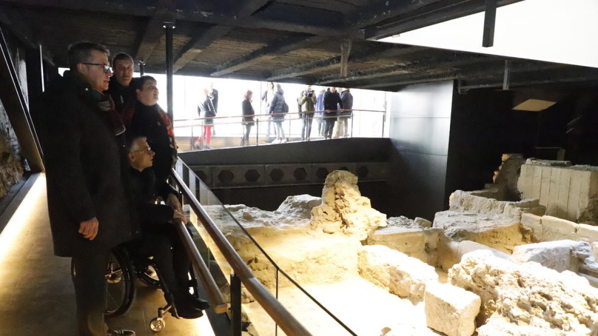 Edificio nuevo  -  Los diputados visitaron el nuevo edificio de la Diputación, que tiene una superficie de 1.600 metros cuadrados y al que se trasladarán en febrero varios departamentos. En la imagen, los restos de las adoberías, que obligaron a ...