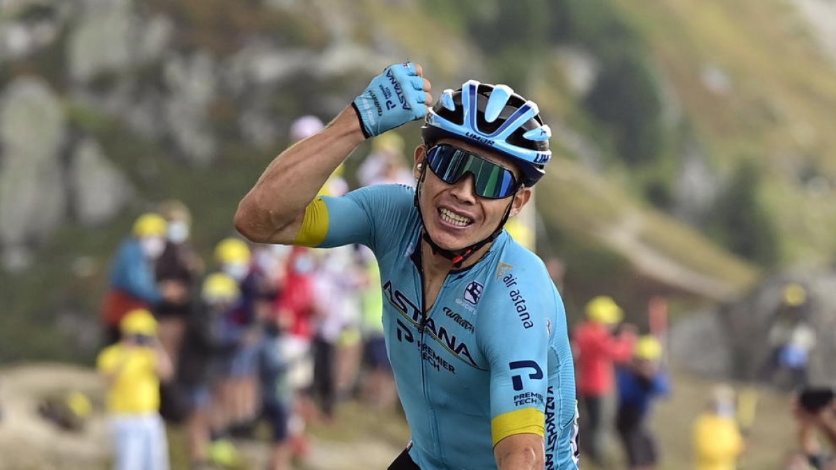 El colombiano Miguel Ángel López celebra su triunfo en la Loze.