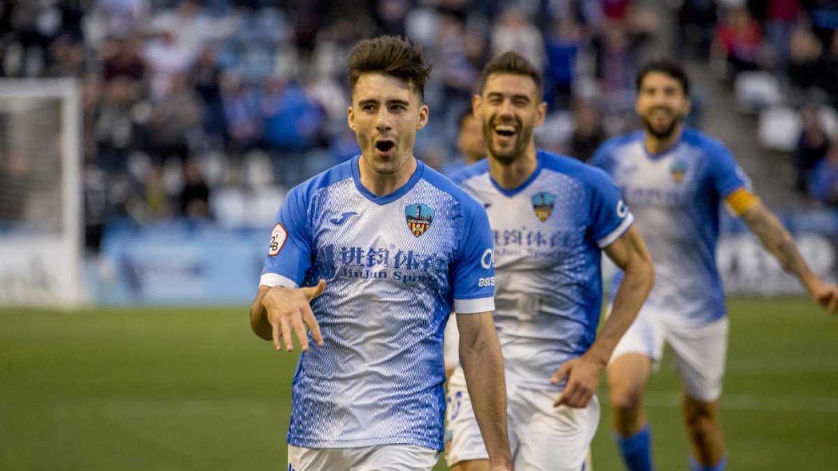 Xemi celebra un gol ante el Villarreal B con Adri León detrás.