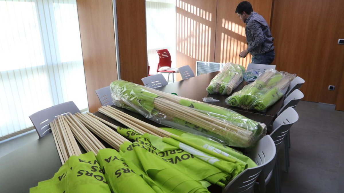 Banderolas listas ayer para colocar en los que se esperan cientos de tractores hoy Lleida