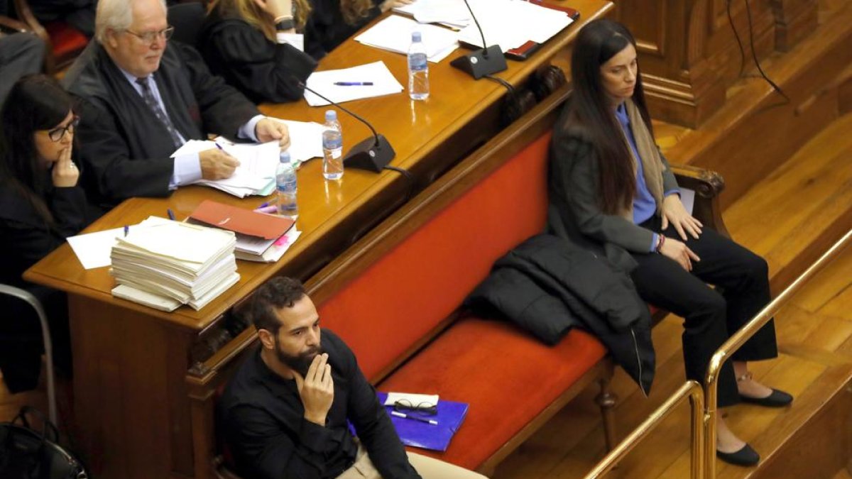 Los dos acusados, Rosa Peral y Albert López, durante la celebración del juicio.