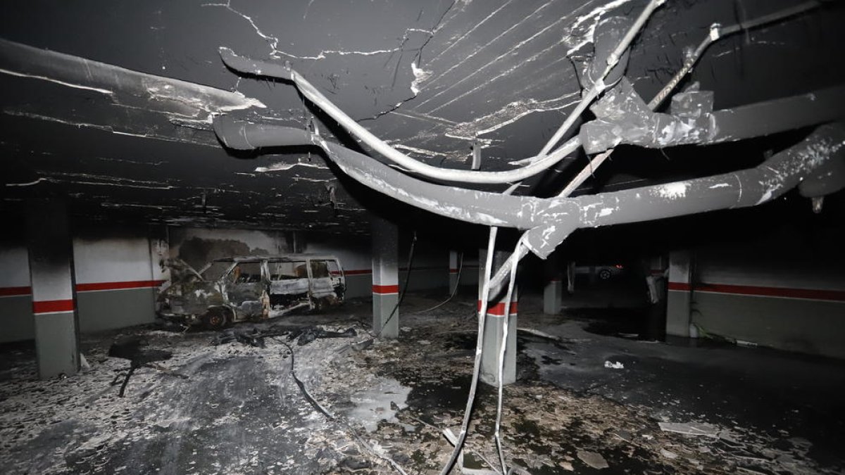 El humo dañó el parking y varios vehículos estacionados.