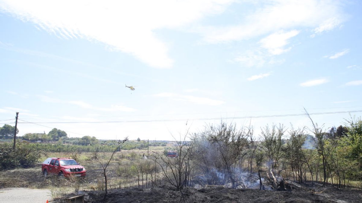 Els Bombers van treballar més de tres hores en l’extinció de les flames, fins a les 16.30 hores.