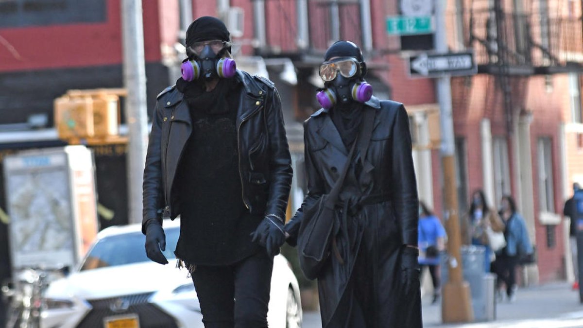 Una pareja con mascarilla y guantes paseando por las calles de Nueva York.
