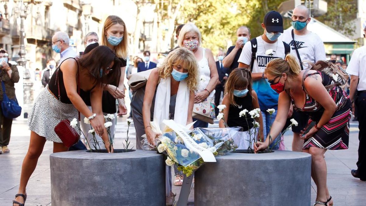 Familiars de víctimes dels atemptats de Barcelona i Cambrils dipositant flors.