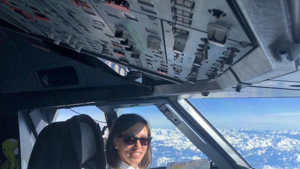 La leridana Gisela Armengol Roselló, en la cabina de uno de los aviones de Vueling que ha pilotado.