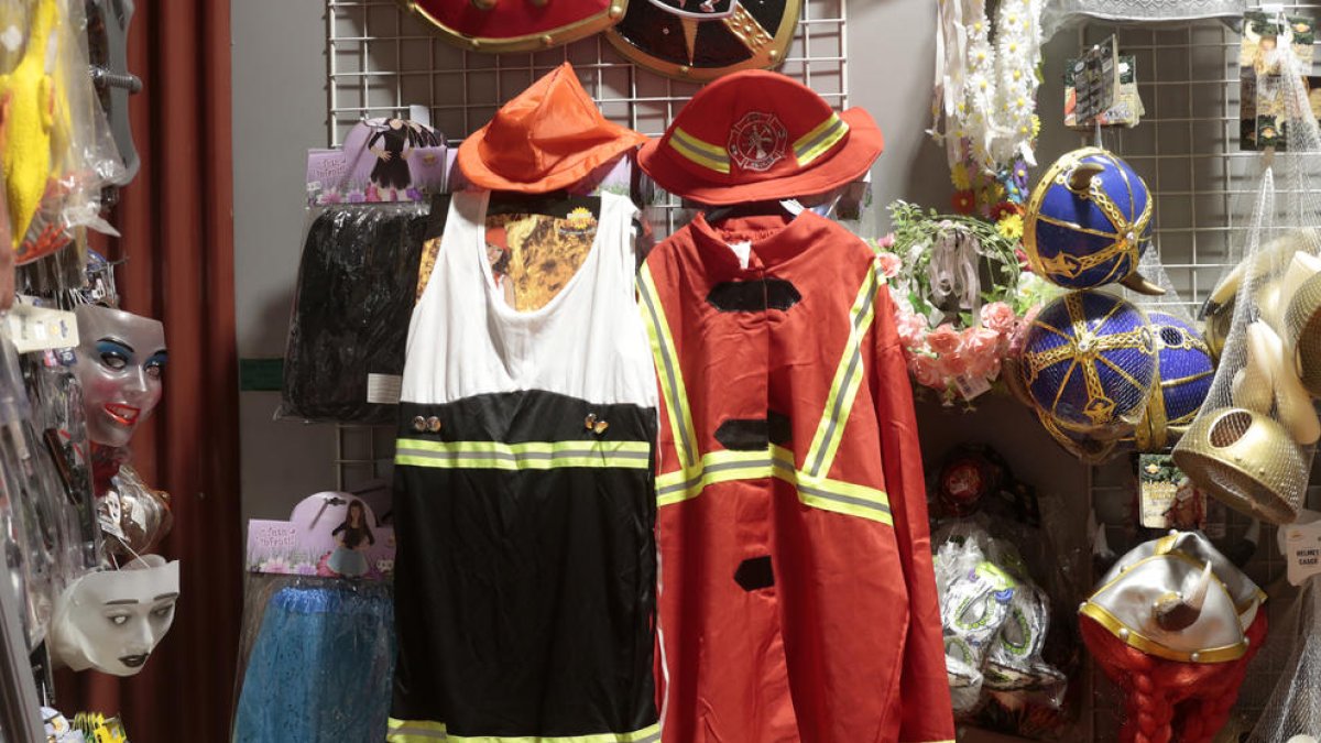 Disfraz de bombera con vestido y de bombero en un establecimiento de Lleida.