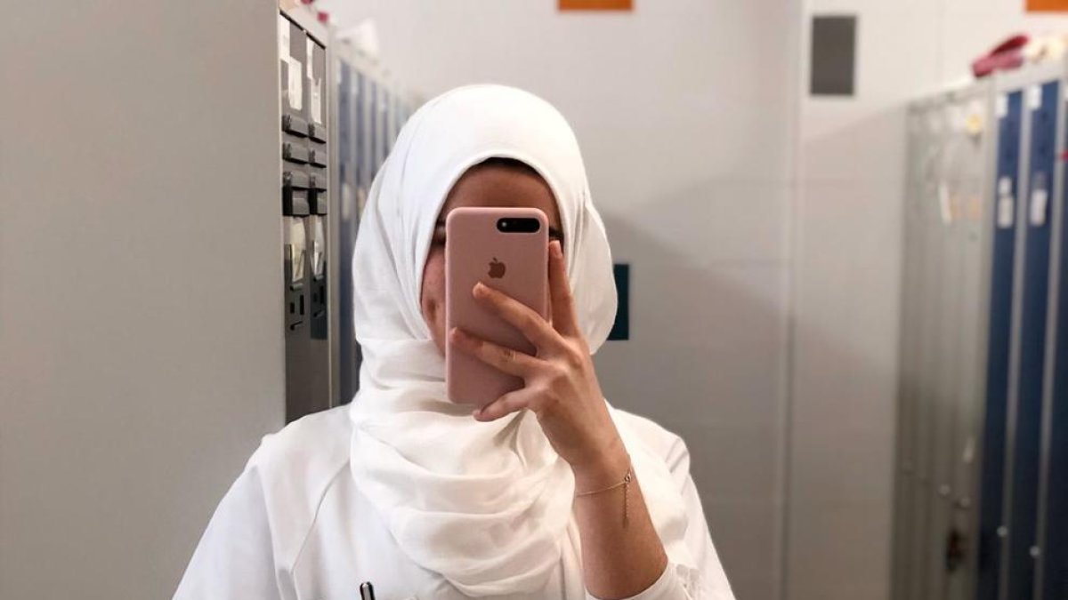 Nisrine Rbibih, con el hiyab durante sus prácticas de Enfermería.