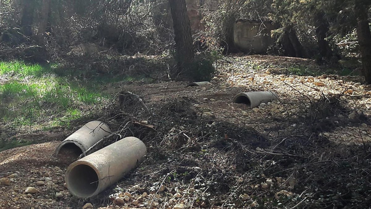La tubería que captaba agua del pantano de Vinaixa al acuífero, después del temporal Gloria.