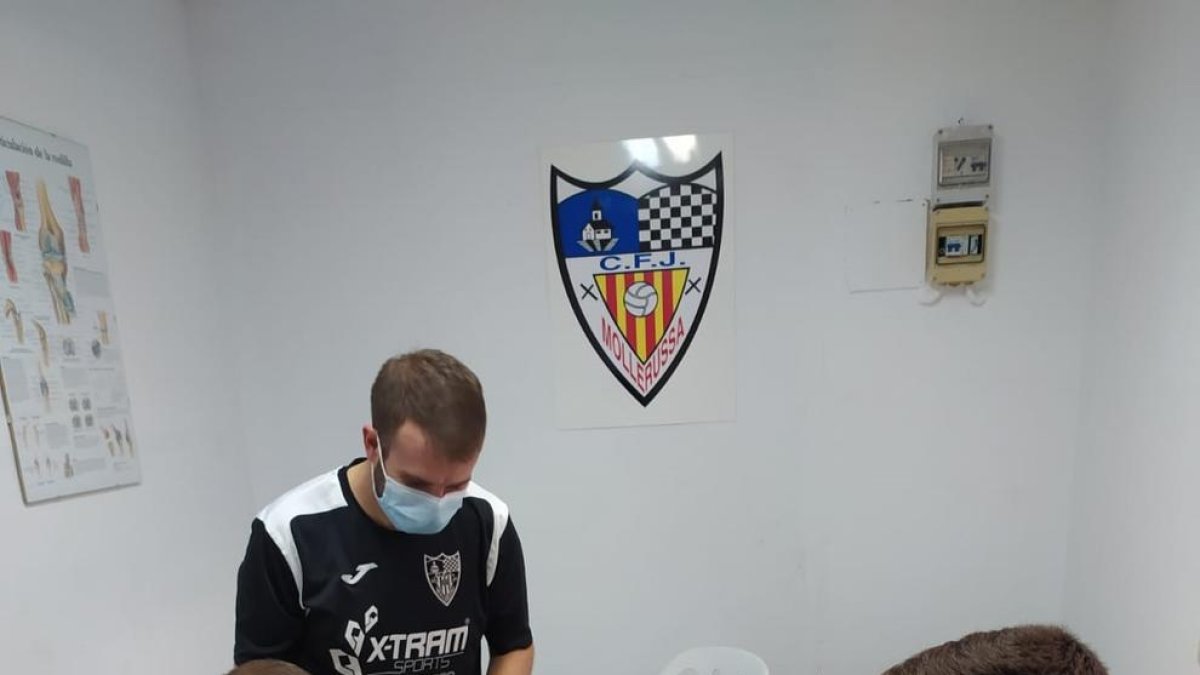 El Mollerussa hizo ayer test serológicos a jugadores y técnicos de la primera plantilla.