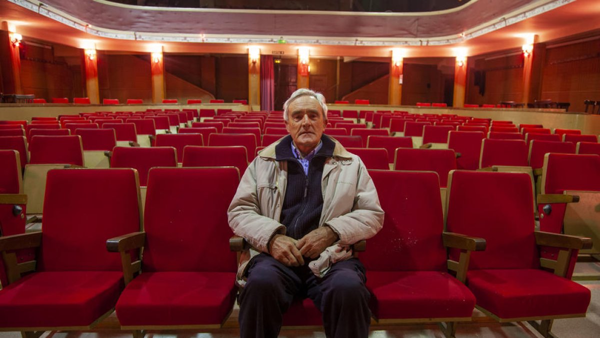 Simó Flotats, actual responsable del cine de Tornabous, en la histórica sala de esta población del Urgell.