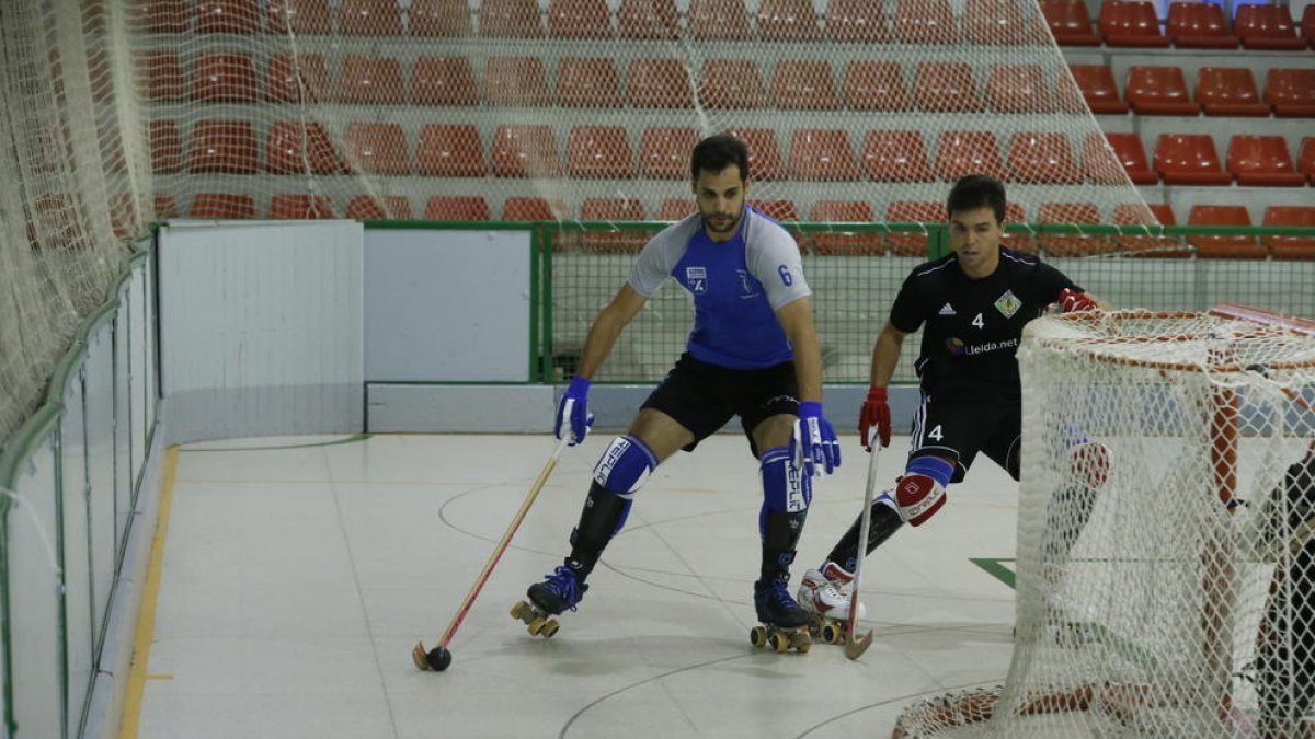 Una acción del partido amistoso entre Lleida Llista y Alpicat ayer con las reformas del pabellón de Bell-lloc ya acabadas.