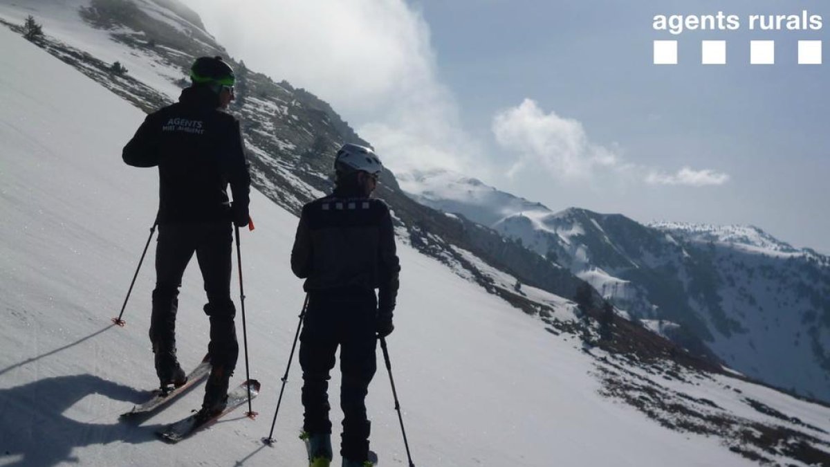 Dos agentes rurales en la Bonaigua.