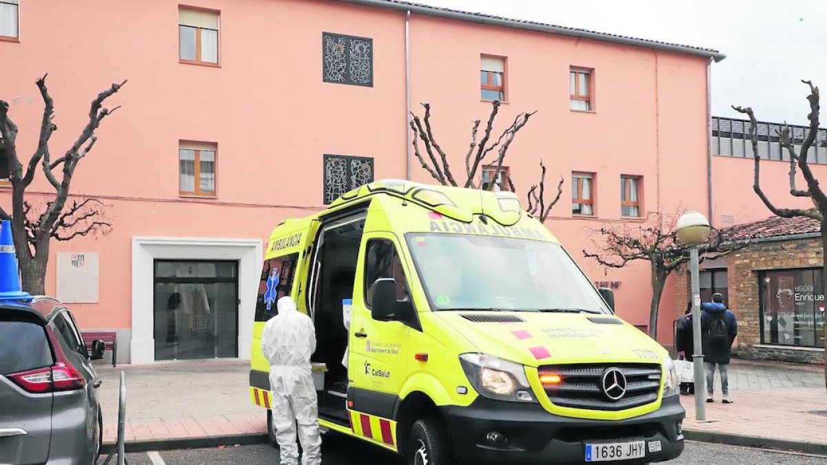 La consellera Vergés, ayer a la salida del hospital de Tremp.