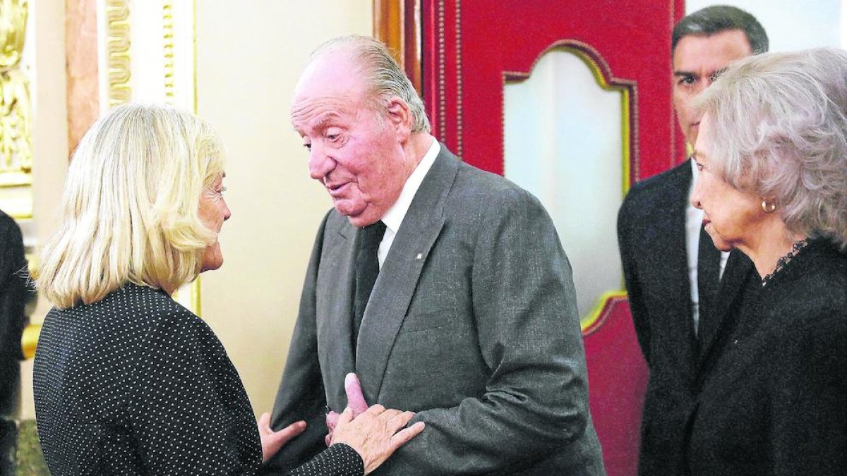 Los reyes eméritos saludan a la viuda de Rubalcaba en presencia del presidente del Gobierno.