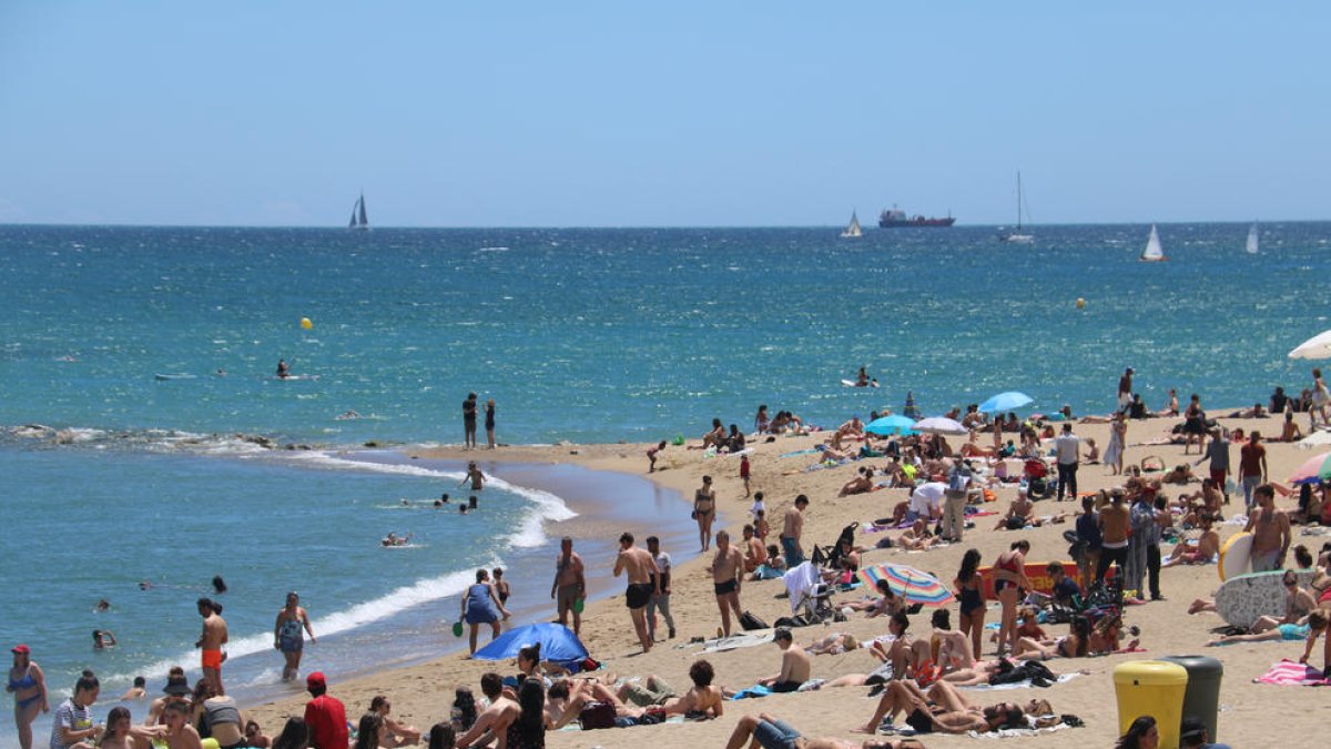El buen tiempo acompañó ayer a los barceloneses que llenaron las playas de la ciudad.