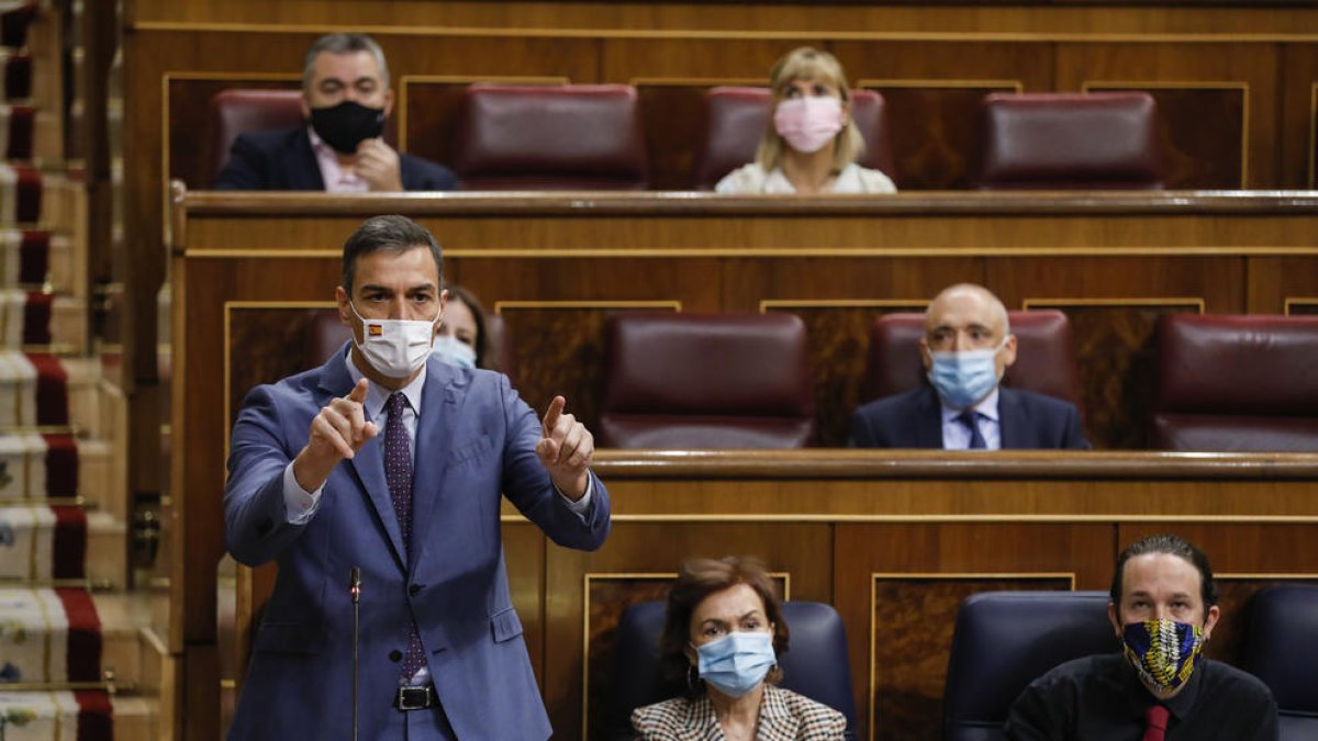 Sánchez señala a Casado en su intervención en el Congreso, ayer.