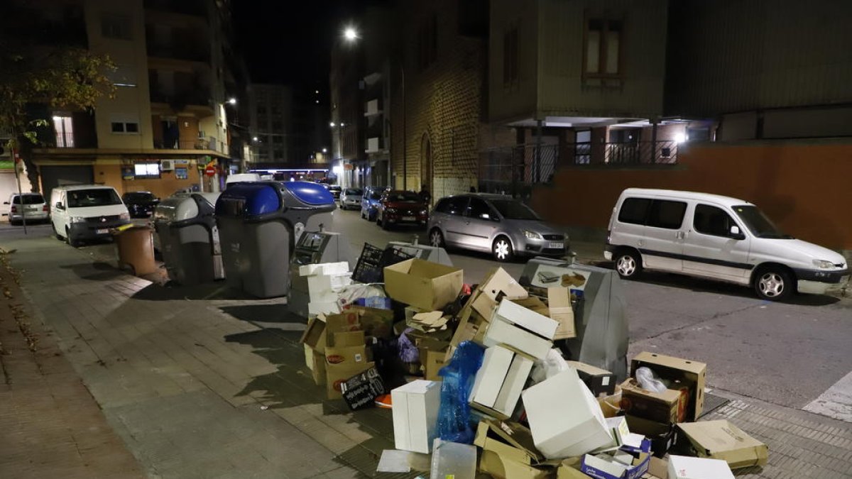Imagen de archivo de basura acumulada junto a contenedores.
