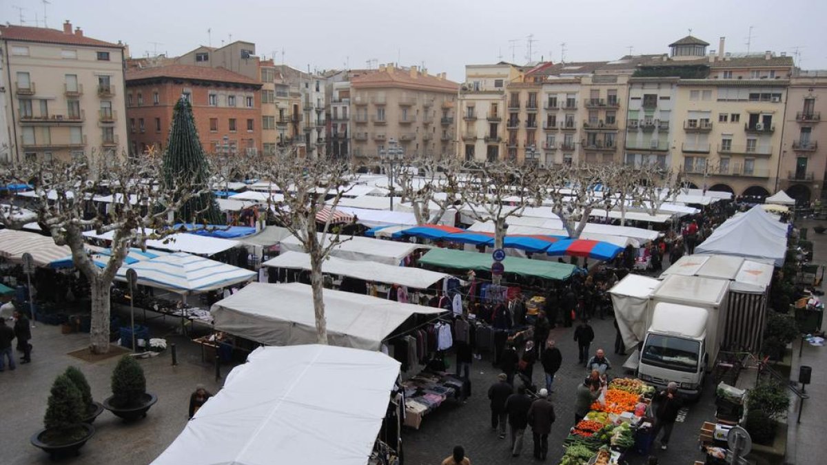 Imagen del mercado de los sábados en la plaza Mercadal.
