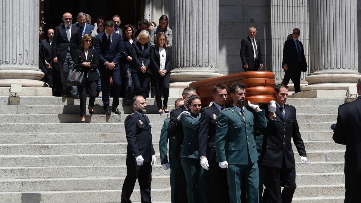 Momento en el que el féretro de Alfredo Pérez Rubalcaba abandonó el Congreso, ayer.