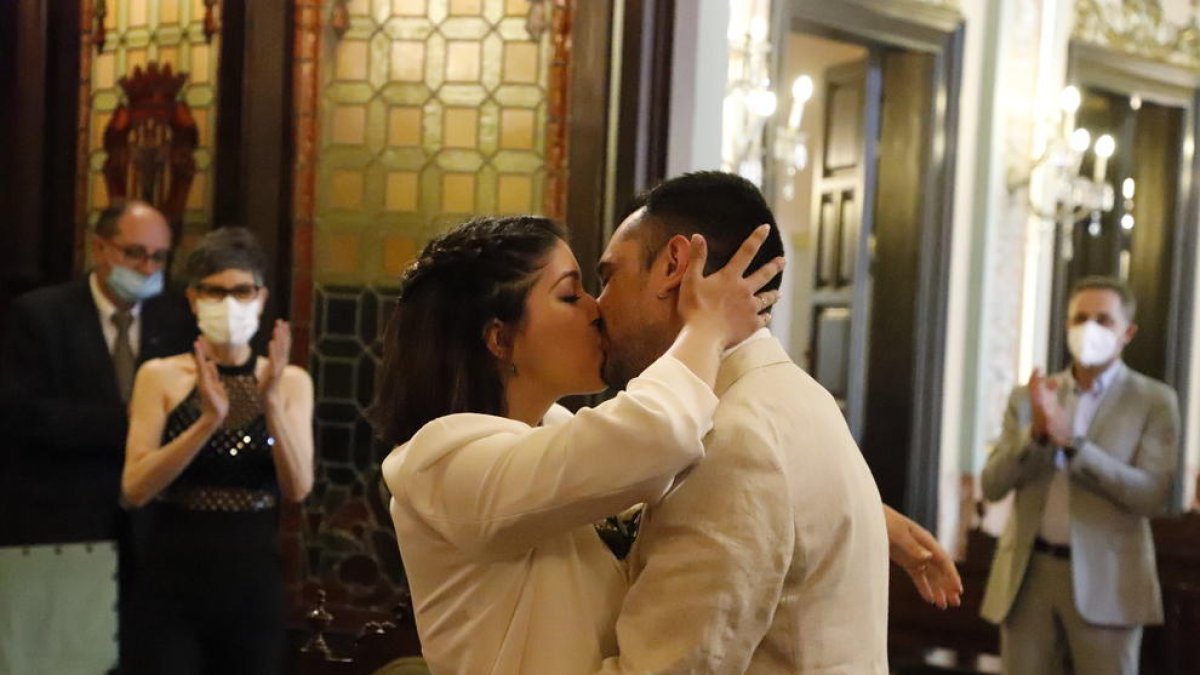 Noemí Ferruz i Xavier Aguiló, la parella de lleidatans que va celebrar ahir el seu casament civil a la Paeria, el primer de la fase dos a Lleida.