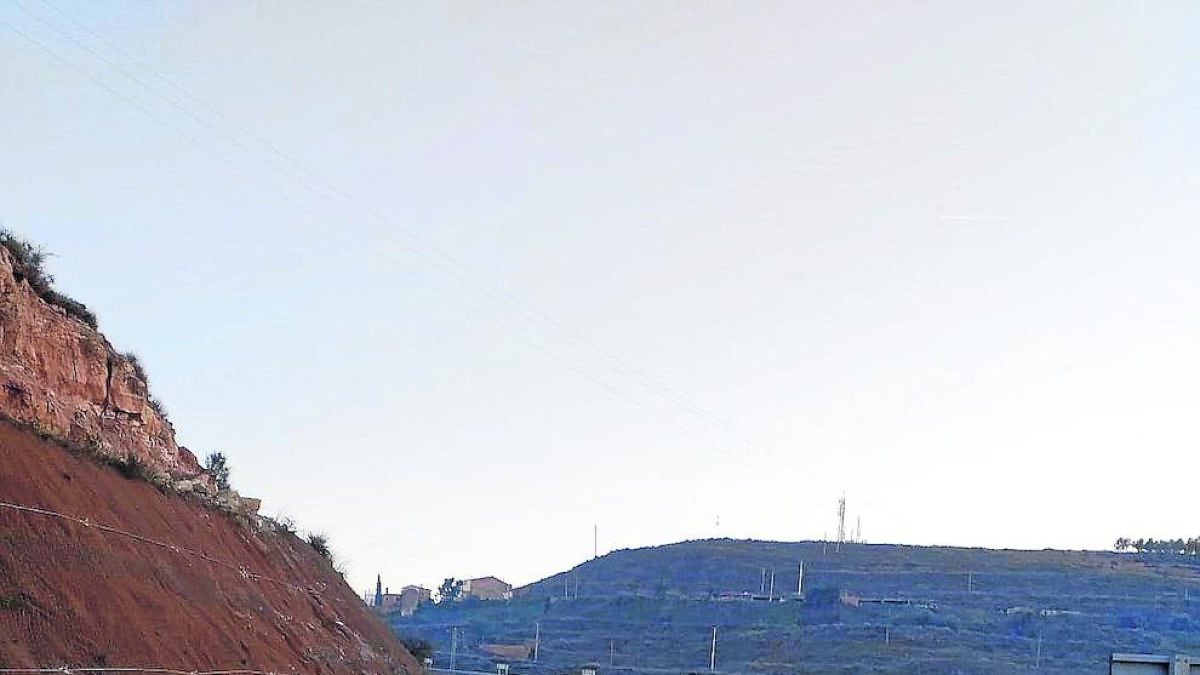 Un alud de rocas corta más de dos horas la carretera de Castelldans