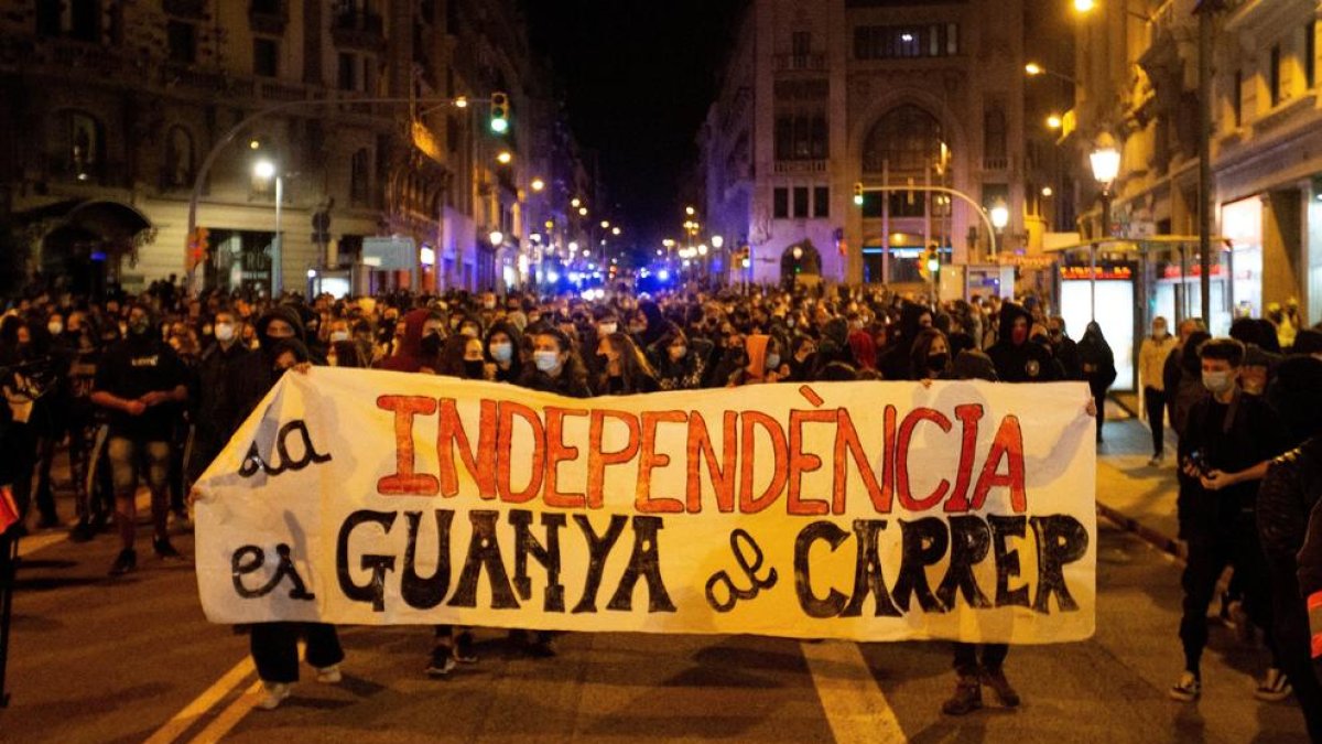 Centenares de personas se manifestaron ayer en Barcelona en el primer aniversario del fallo del 1-O.