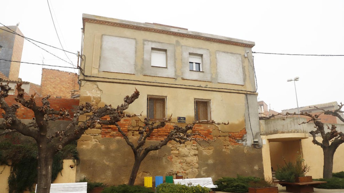 L’edifici de la rectoria de la Floresta, a la plaça Pare Costes.