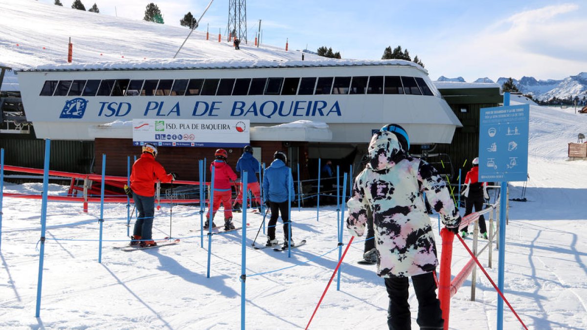 Esquiadors ahir a la zona de Baqueira el segon dia d’obertura de la temporada.